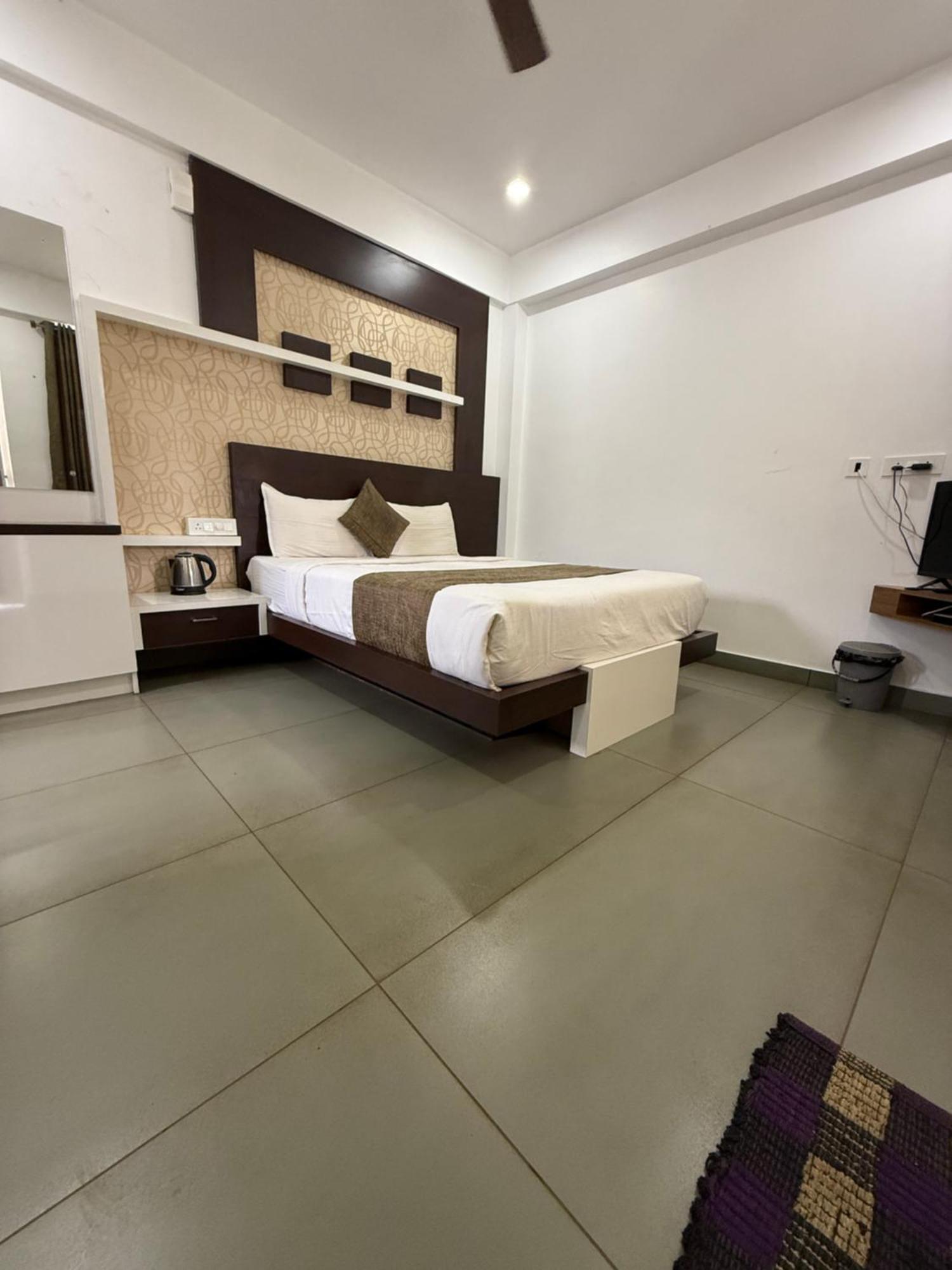 Honey Rock Hotel Kanthalloor Buitenkant foto