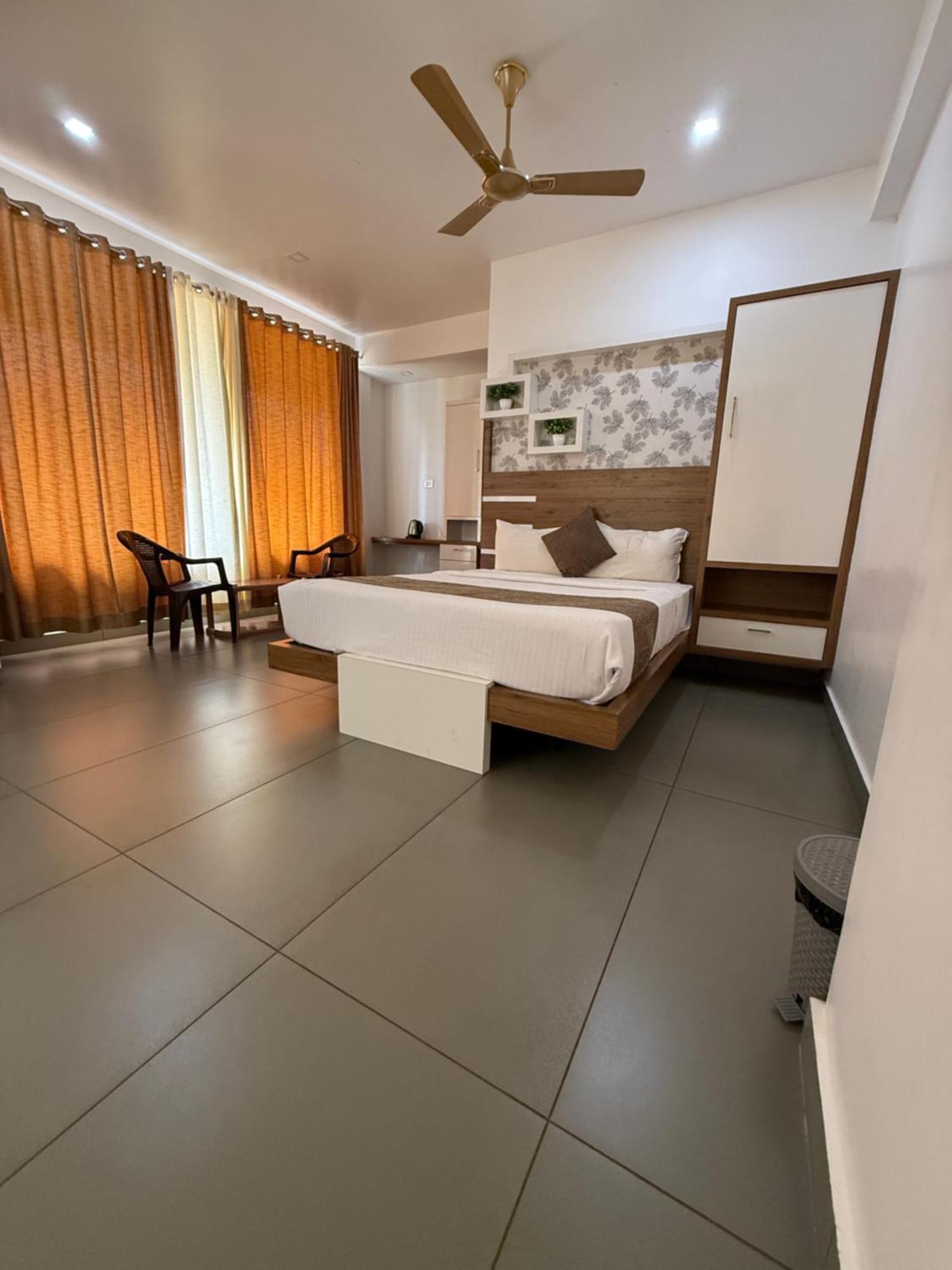 Honey Rock Hotel Kanthalloor Buitenkant foto